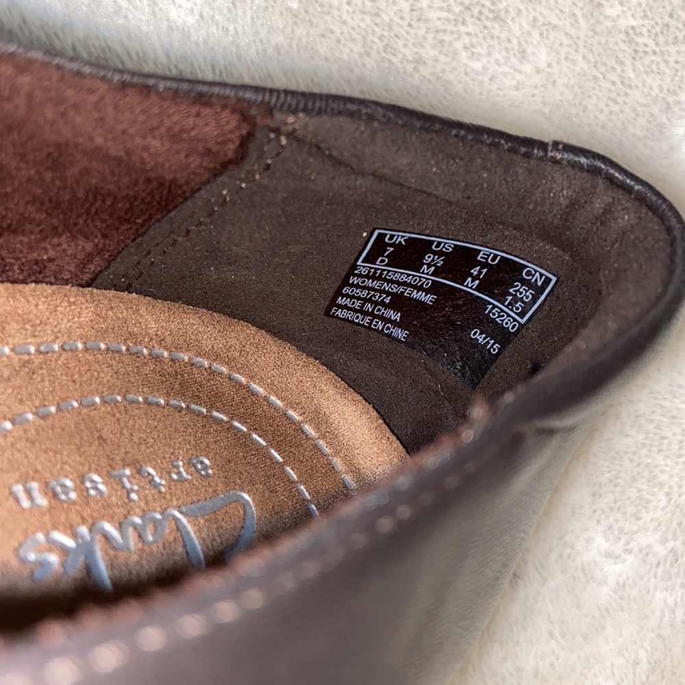 LIKE NEW Clarks MaryJane Heels NEVER WORN - Picture 4 of 4